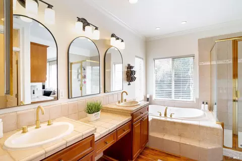 Bath - 6020 Claret Ct, Vallejo, CA 94591 photo 3 of 6