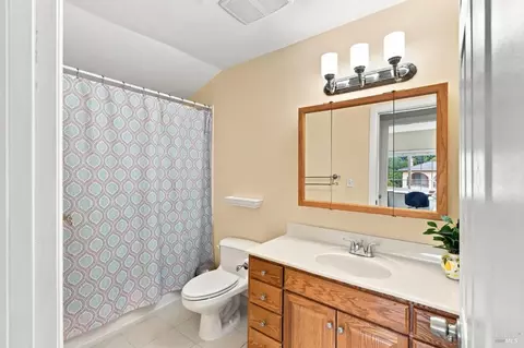 Bath - 133 Stratford St, Vallejo, CA 94591 photo 4 of 4
