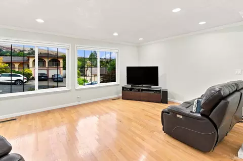 Living - 133 Stratford St, Vallejo, CA 94591 photo 1 of 7