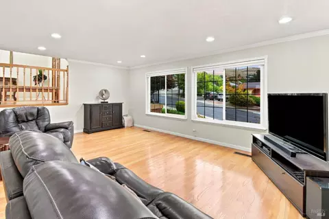 Living - 133 Stratford St, Vallejo, CA 94591 photo 3 of 7