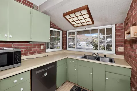 Kitchen - 289 Markham Ave, Vacaville, CA 95688 photo 2 of 2
