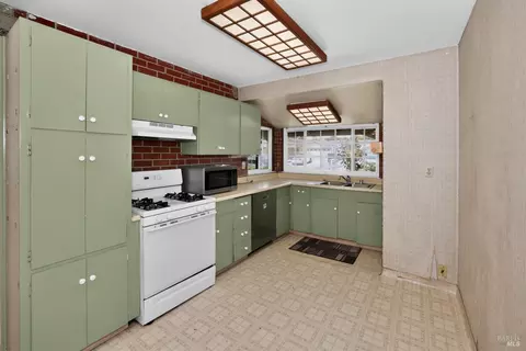 Kitchen - 289 Markham Ave, Vacaville, CA 95688 photo 1 of 2