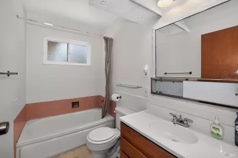 Bath - 289 Markham Ave, Vacaville, CA 95688 photo 1 of 2