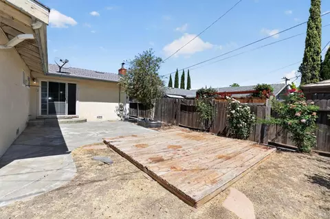 Exterior - 289 Markham Ave, Vacaville, CA 95688 photo 9 of 10