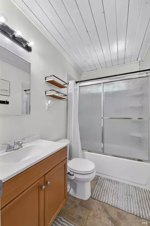 Bath - 1031 Harding St, Fairfield, CA 94533 photo 2 of 4