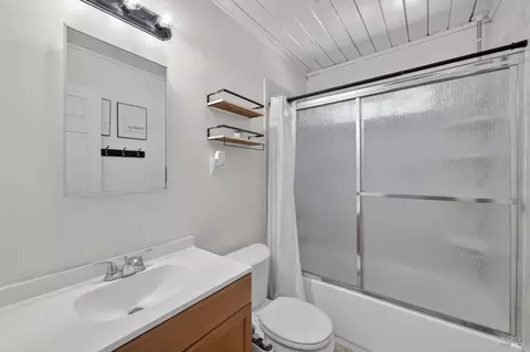 Bath - 1031 Harding St, Fairfield, CA 94533 photo 1 of 4