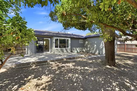 Exterior - 640 E Creekside Cir, Dixon, CA 95620 photo 6 of 10