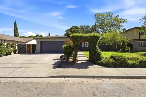 Exterior - 640 E Creekside Cir, Dixon, CA 95620 photo 4 of 10