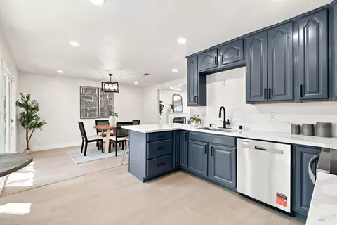 Kitchen - 640 E Creekside Cir, Dixon, CA 95620 photo 4 of 5