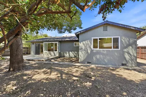 Exterior - 640 E Creekside Cir, Dixon, CA 95620 photo 3 of 10
