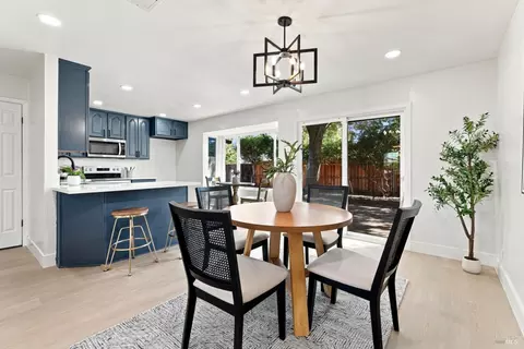 Dining - 640 E Creekside Cir, Dixon, CA 95620 photo 4 of 5
