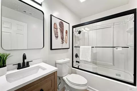 Bath - 640 E Creekside Cir, Dixon, CA 95620 photo 1 of 2