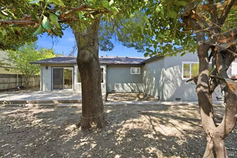 Exterior - 640 E Creekside Cir, Dixon, CA 95620 photo 5 of 10