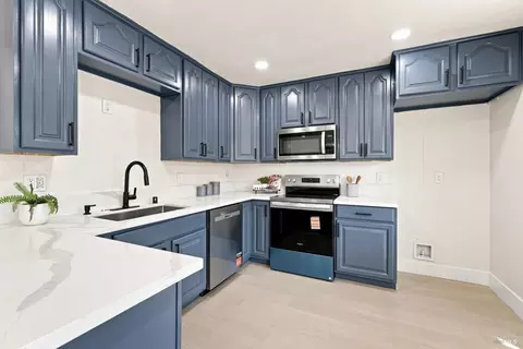 Kitchen - 640 E Creekside Cir, Dixon, CA 95620 photo 3 of 5