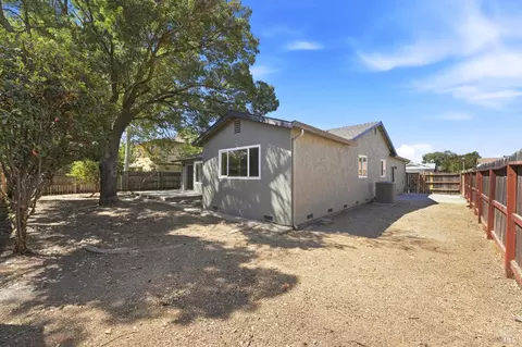 Exterior - 640 E Creekside Cir, Dixon, CA 95620 photo 10 of 10