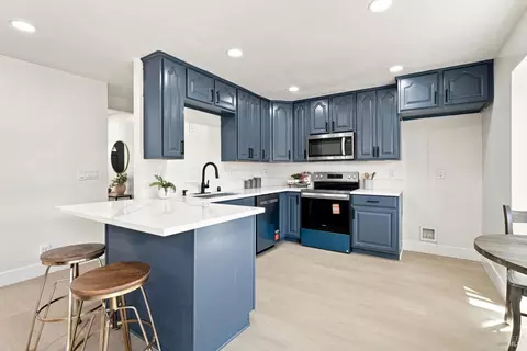 Kitchen - 640 E Creekside Cir, Dixon, CA 95620 photo 5 of 5