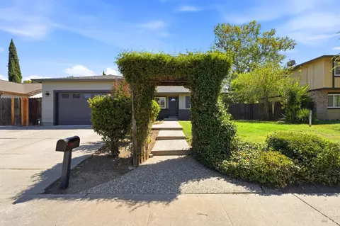 Exterior - 640 E Creekside Cir, Dixon, CA 95620 photo 9 of 10