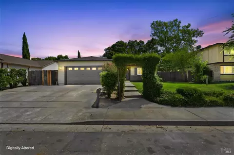 Exterior - 640 E Creekside Cir, Dixon, CA 95620 photo 7 of 10
