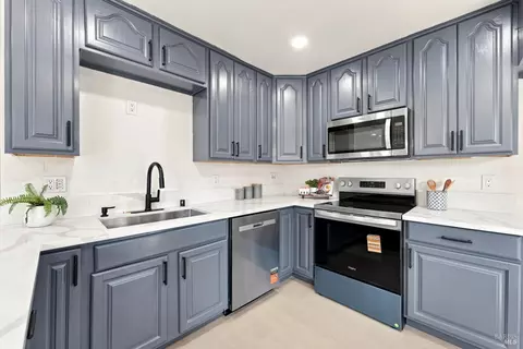 Kitchen - 640 E Creekside Cir, Dixon, CA 95620 photo 2 of 5