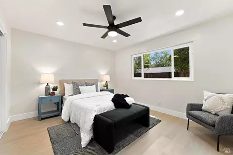 Bedroom - 640 E Creekside Cir, Dixon, CA 95620 photo 5 of 8