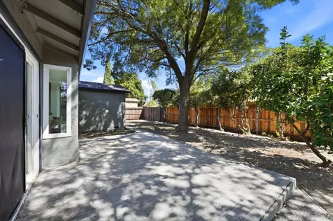 Exterior - 640 E Creekside Cir, Dixon, CA 95620 photo 2 of 10