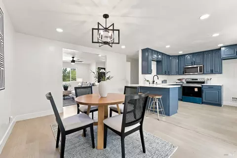 Dining - 640 E Creekside Cir, Dixon, CA 95620 photo 1 of 5