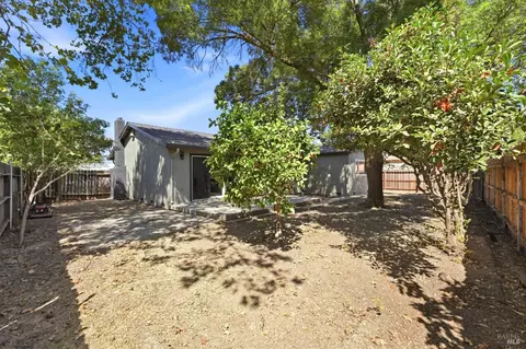 Exterior - 640 E Creekside Cir, Dixon, CA 95620 photo 8 of 10