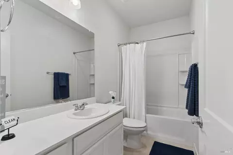 Bath - 1065 St Olaf Ct, Dixon, CA 95620 photo 3 of 3