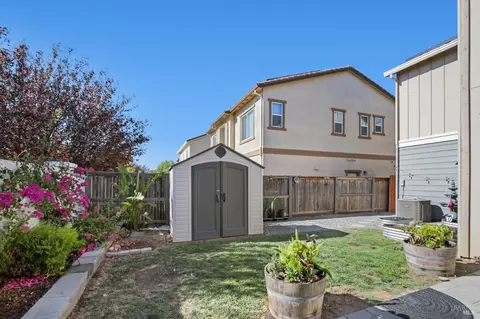 Exterior - 1065 St Olaf Ct, Dixon, CA 95620 photo 6 of 11