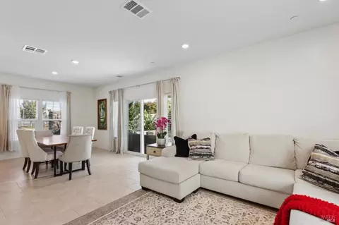 Dining - 1065 St Olaf Ct, Dixon, CA 95620 photo 2 of 4
