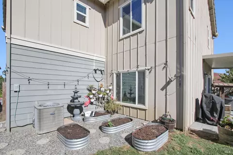 Exterior - 1065 St Olaf Ct, Dixon, CA 95620 photo 4 of 11