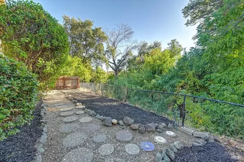 Exterior - 440 Edgewood Dr, Vacaville, CA 95688 photo 7 of 10
