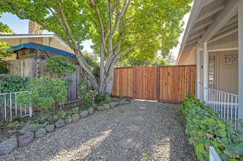 Exterior - 440 Edgewood Dr, Vacaville, CA 95688 photo 2 of 10