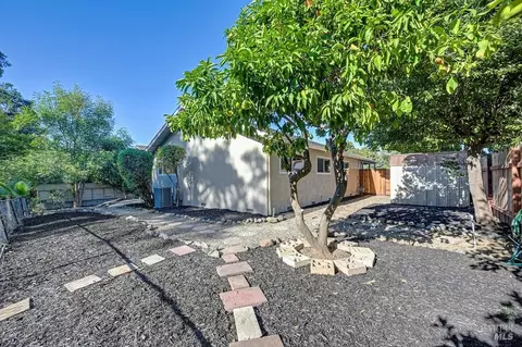 Exterior - 440 Edgewood Dr, Vacaville, CA 95688 photo 8 of 10