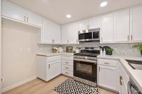 Kitchen - 440 Edgewood Dr, Vacaville, CA 95688 photo 3 of 3