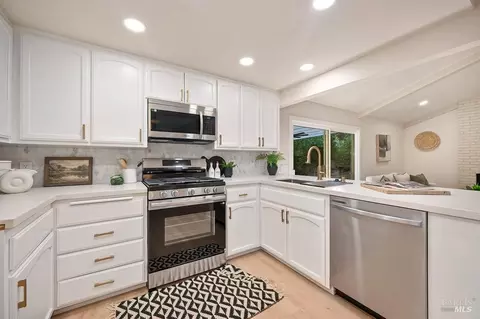 Kitchen - 440 Edgewood Dr, Vacaville, CA 95688 photo 2 of 3