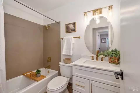 Bath - 440 Edgewood Dr, Vacaville, CA 95688 photo 3 of 3