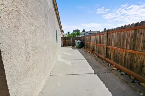 Exterior - 365 Rennert Way, Dixon, CA 95620 photo 10 of 11