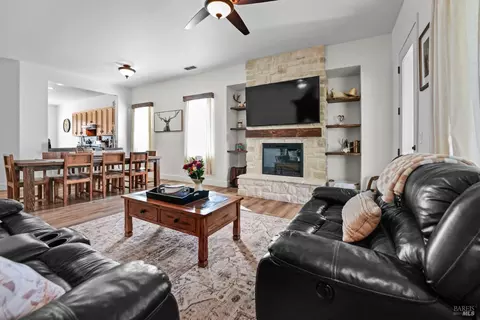 Living - 365 Rennert Way, Dixon, CA 95620 photo 2 of 3