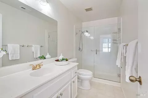 Bath - 141 Nantucket Ln, Vallejo, CA 94590 photo 2 of 3