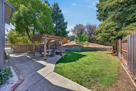 Exterior - 121 Sunnyglen Dr, Vallejo, CA 94591 photo 4 of 17