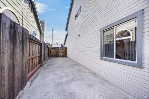 Exterior - 121 Sunnyglen Dr, Vallejo, CA 94591 photo 9 of 17
