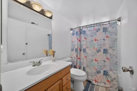 Bath - 121 Sunnyglen Dr, Vallejo, CA 94591 photo 5 of 5