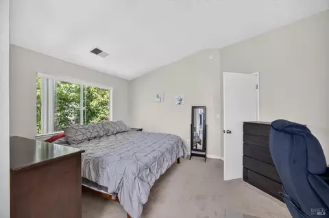 Bedroom - 121 Sunnyglen Dr, Vallejo, CA 94591 photo 4 of 7