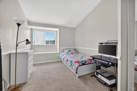 Bedroom - 121 Sunnyglen Dr, Vallejo, CA 94591 photo 3 of 7