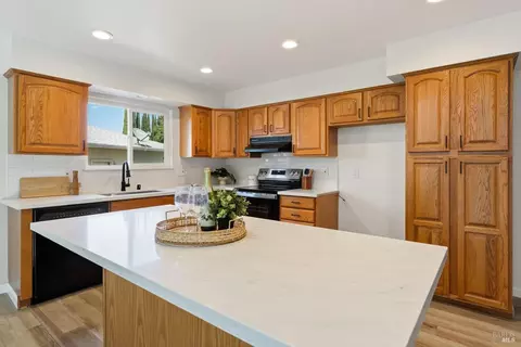 Kitchen - 2273 Ross Pl, Fairfield, CA 94533 photo 2 of 3