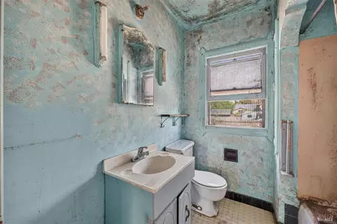 Bath - 1518 Alabama St, Vallejo, CA 94590 photo 1 of 1