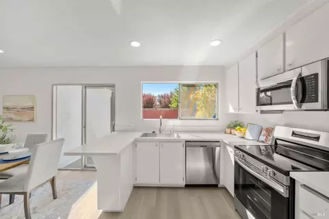 Kitchen - 166 Somerville Dr, Vacaville, CA 95687 photo 3 of 5