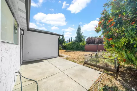 Exterior - 166 Somerville Dr, Vacaville, CA 95687 photo 7 of 14