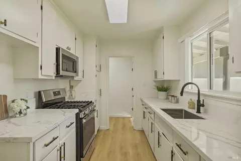 Kitchen - 953 Brookwood Ave, Vallejo, CA 94591 photo 4 of 5
